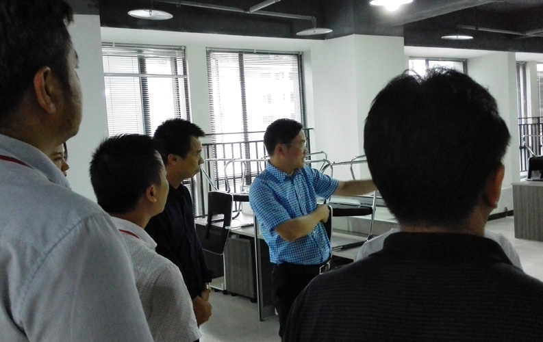 赖区长鼓励重庆PG试玩入口官网网络公司要多进行创新，并就PG试玩入口官网未来发展方向做出重要指示。